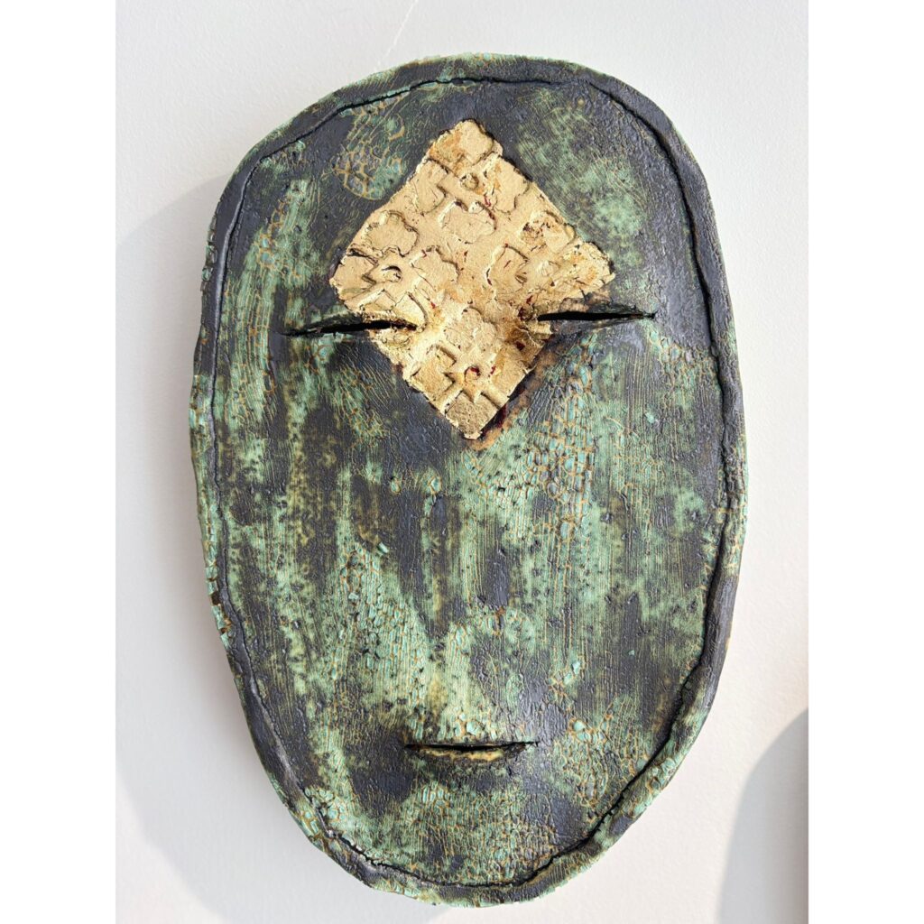 Masker met gouden stempel - Colja de Roo (2025)